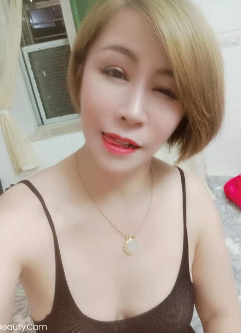 服务态度热情的风骚熟女